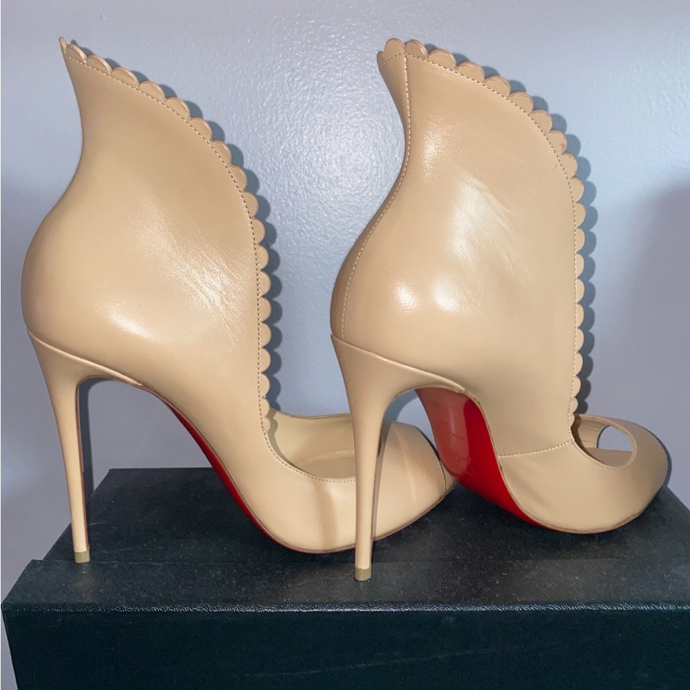 Pijonina Scalloped 100mm Red Sole Pump Nude